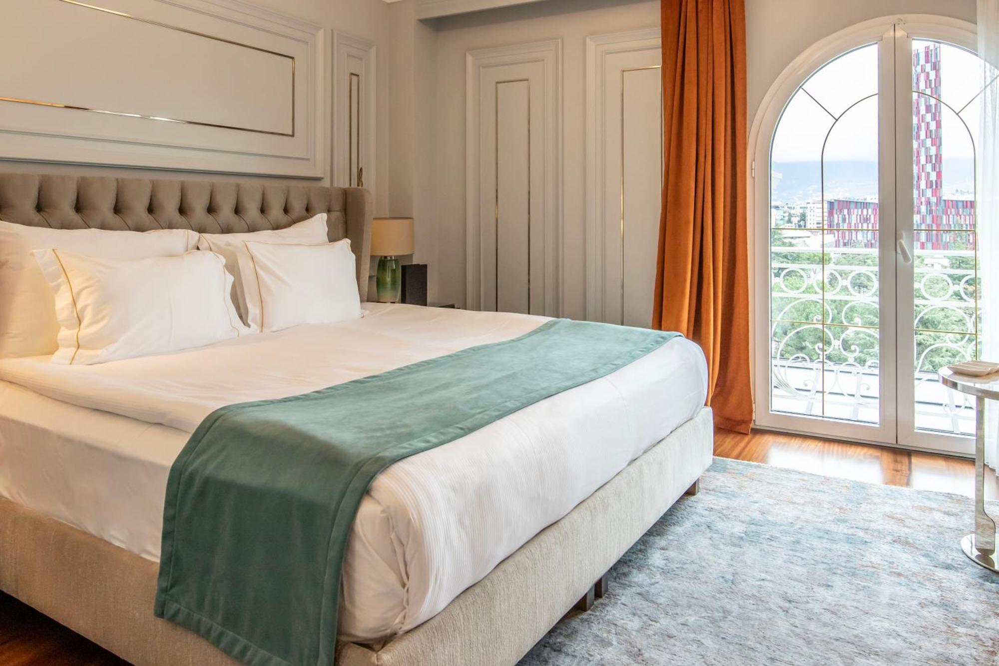 Xheko Imperial Luxury Hotel & Spa Tirana Kültér fotó A bedroom at the hotel