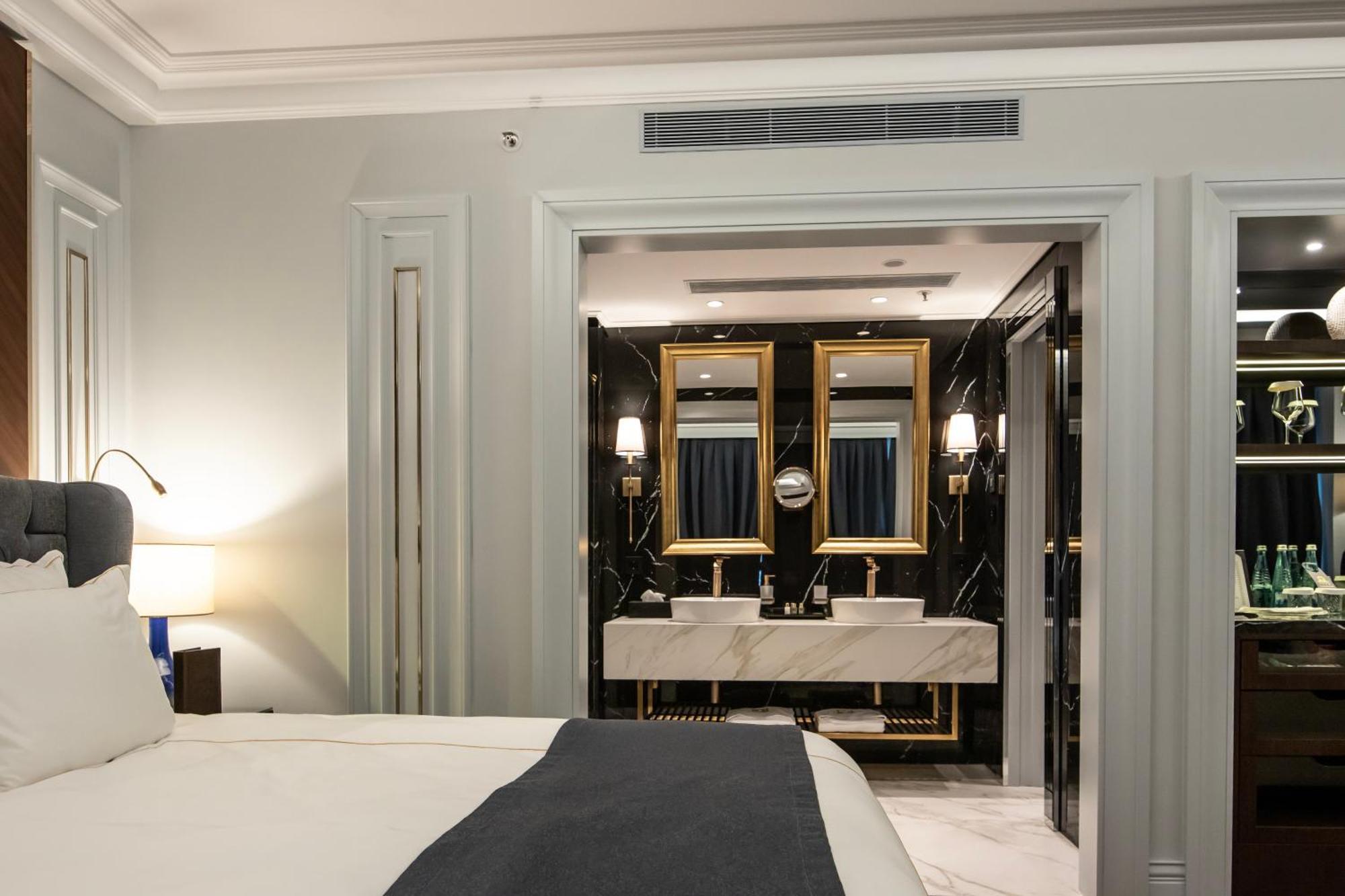Xheko Imperial Luxury Hotel & Spa Tirana Kültér fotó A suite at the hotel