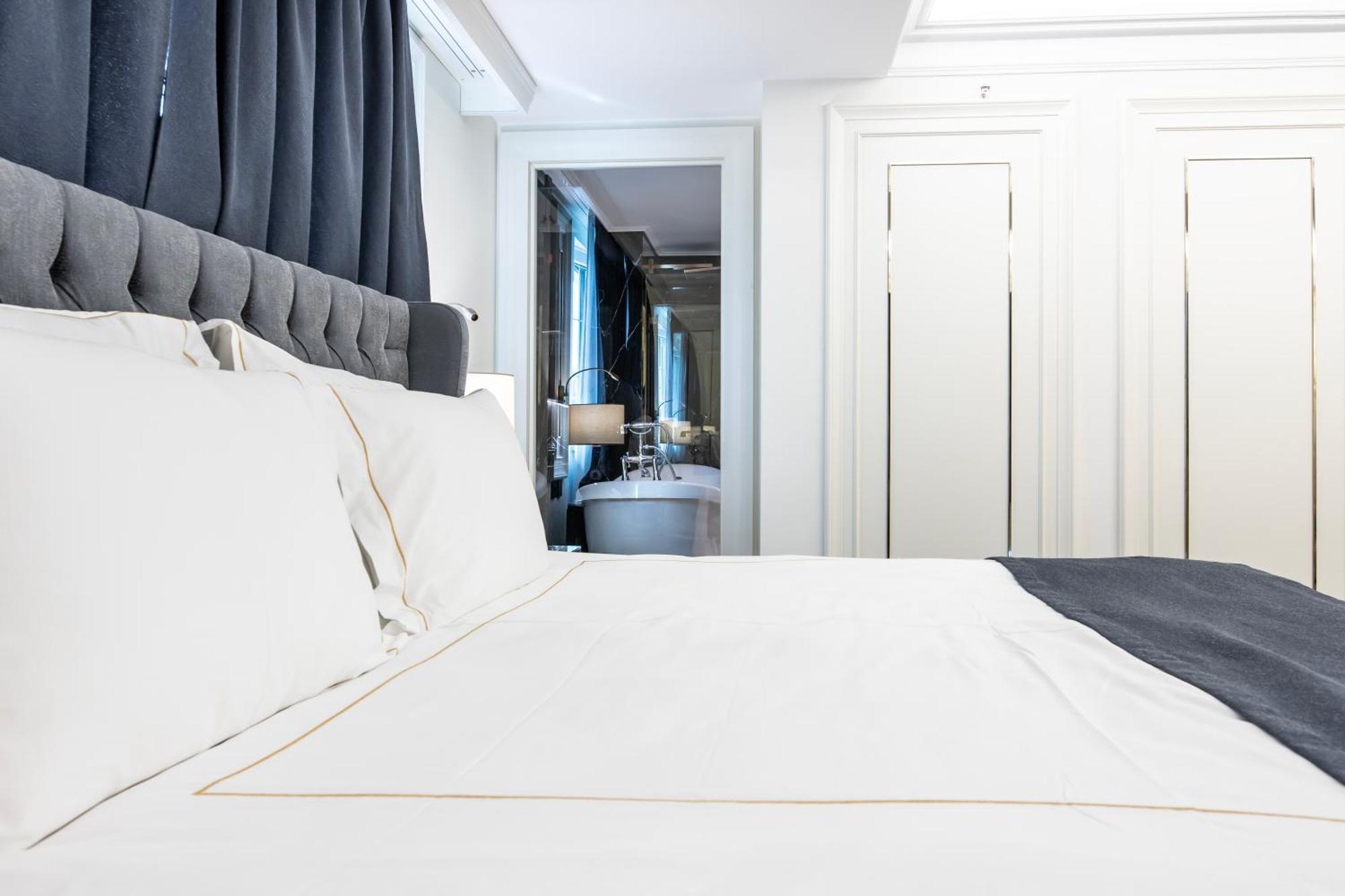 Xheko Imperial Luxury Hotel & Spa Tirana Kültér fotó A bedroom at the hotel