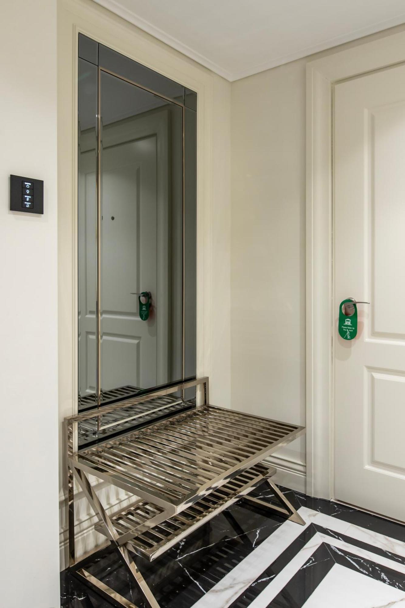 Xheko Imperial Luxury Hotel & Spa Tirana Kültér fotó A door viewer