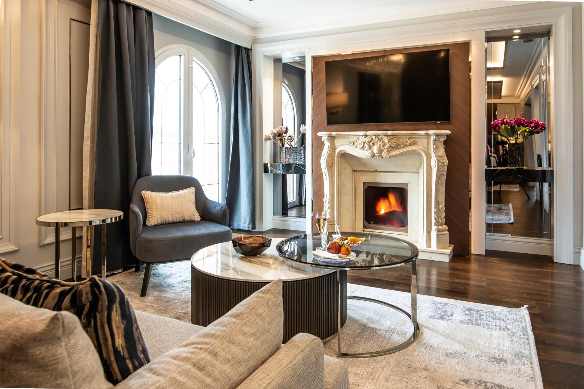 Xheko Imperial Luxury Hotel & Spa Tirana Kültér fotó The living room of a suite at the Mandarin Oriental, Paris