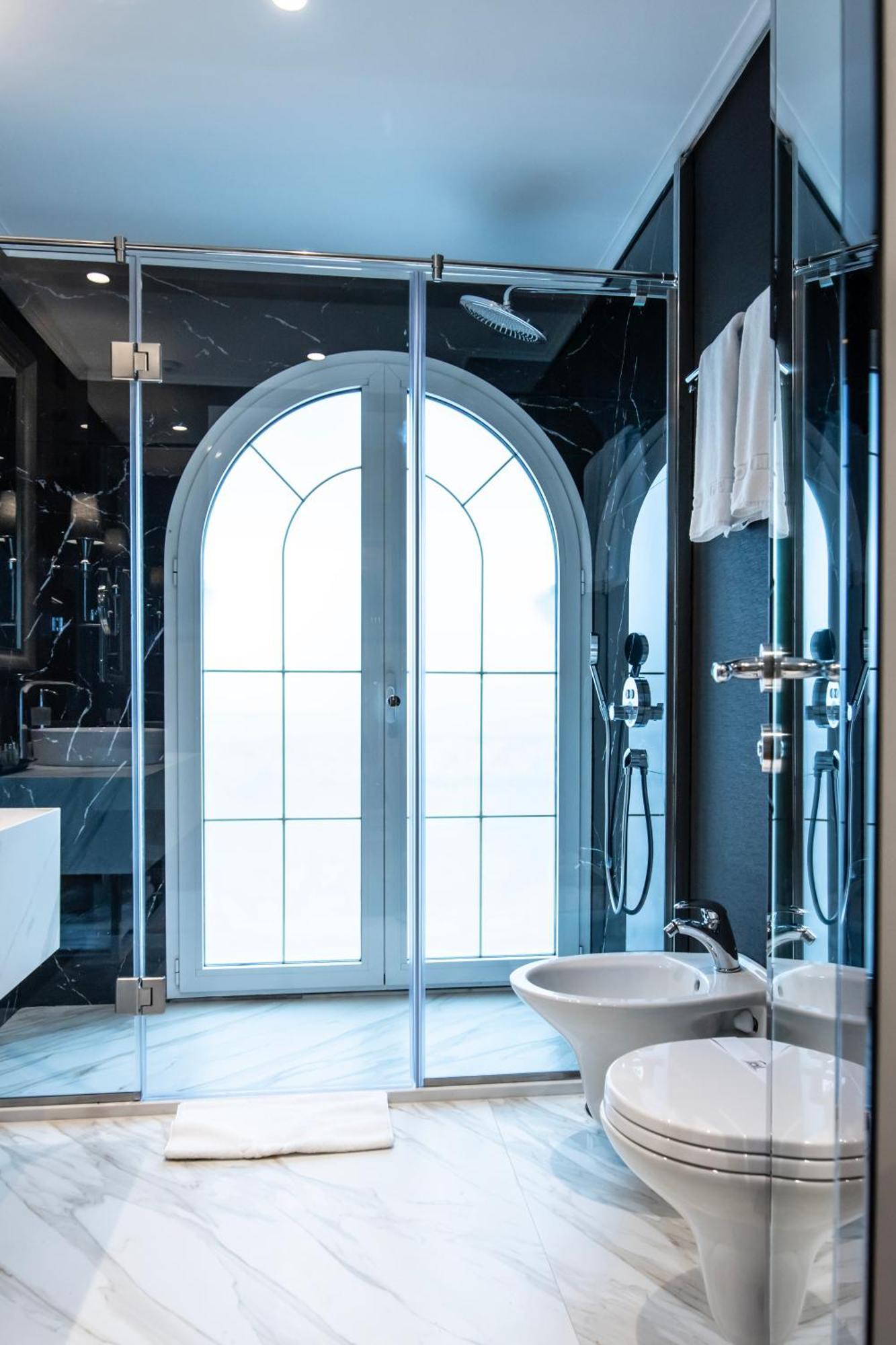 Xheko Imperial Luxury Hotel & Spa Tirana Kültér fotó A modern bathroom