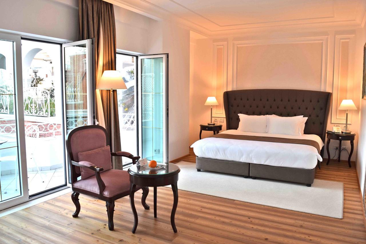 Xheko Imperial Luxury Hotel & Spa Tirana Kültér fotó A bedroom at the hotel