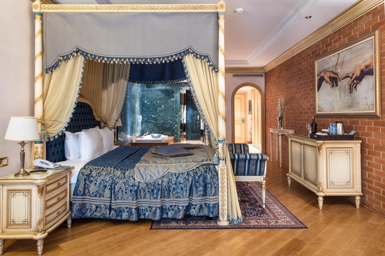 Xheko Imperial Luxury Hotel & Spa Tirana Kültér fotó A bedroom at the Taj Mahal Palace