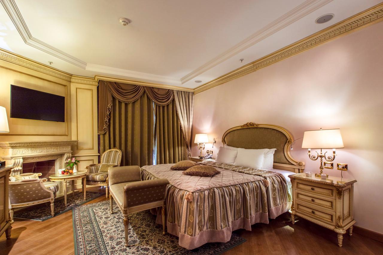 Xheko Imperial Luxury Hotel & Spa Tirana Kültér fotó A bedroom at the hotel